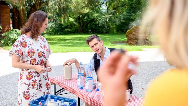 Bild: ARD/Christof Arnold Im Beisein von Romy (Désirée von Delft), verlangt Paul (Sandro Kirtzel) von Jessica (Isabell Ege), eine Wildcard für die Bierprinzen-Wahl.