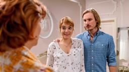 Im Beisein von William (Alexander Milz) macht Astrid (Carmen-Dorothé Moll) Rebecca (Julia Alice Ludwig) ein verlockendes Angebot.