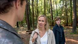 Im Beisein von Xenia (Elke Winkens) trifft Joshua (Julian Schneider) seine Mutter Madeleine (Dominique Marquet).