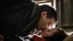 Im Fiebertraum fantasiert Eva (Uta Kargel), dass Robert (Lorenzo Patané) sie küsst.