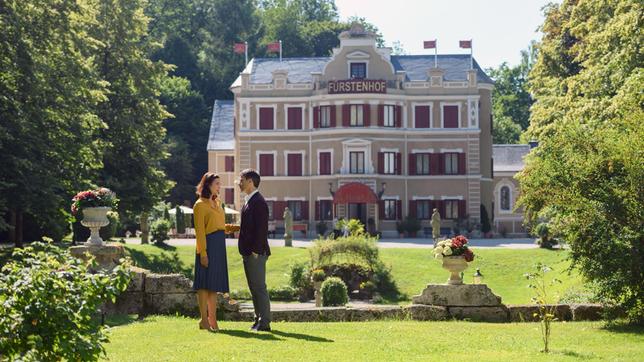 Bild: ARD/Christof Arnold Im Park des "Fürstenhof" macht Eva (Uta Kargel) Robert (Lorenzo Patané) klar, dass sie Valentina die Wahrheit über die Unfallnacht sagen müssen.