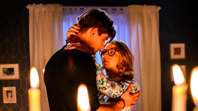 Bild: ARD/Christof Arnold Im Traum gesteht Josie (Lena Conzendorf) Paul (Sandro Kirtzel) ihre Liebe.