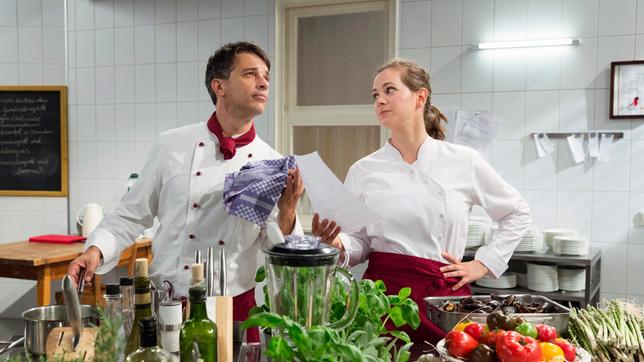 Bild: ARD/Stella Boda Im Traum kreiert Tina (Christin Balogh) gemeinsam mit Robert (Lorenzo Patané) ein perfektes Menü.