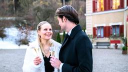 Im Traum legt Joshua (Julian Schneider) Annabelle (Jenny Löffler) den "Fürstenhof" zu Füßen.