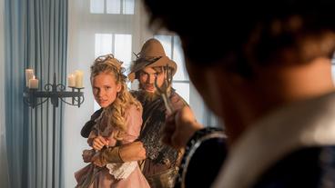Bild: ARD/Christof Arnold Im Traum rettet Sebastian (Kai Albrecht) Luisa (Magdalena Steinlein) vor David (Michael N. Kühl).