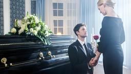 In Annabelles (Jenny Löffler) Traum macht Joshua (Julian Schneider) ihr einen Heiratsantrag bei der Beerdigung von Denise.
