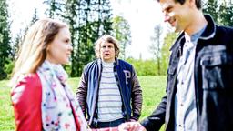 In Belas (Franz-Xaver Zeller) Traum gestehen sich Lucy (Jennifer Siemann) und Paul (Sandro Kirtzel) ihre Liebe.