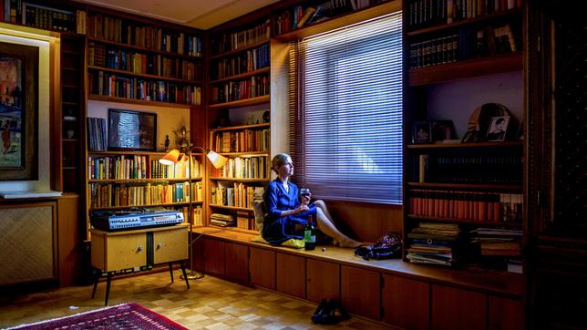 Bild: ARD/Christof Arnold In der Von-Lützow-Villa wird Melli (Bojana Golenac) von ihrem Liebeskummer überwältigt.