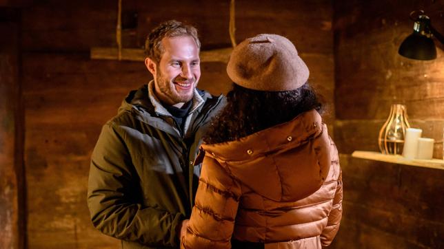Bild: ARD/Christof Arnold In der Waldhütte kommen sich Florian (Arne Löber) und Shirin (Merve Çakır) gefährlich nah.