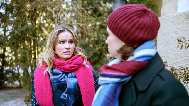 Bild: ARD/Christof Arnold In ihrer Verzweiflung wendet sich Jessica (Isabell Ege) an Romy (Désirée von Delft), die bei Paul ein gutes Wort einlegen soll.