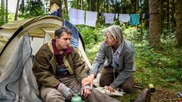 In Tobias' (Max Beier) Albtraum sieht seine Zukunft mit Boris (Florian Frowein) düster aus.