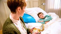 Isabelle (Ina Meling) erzählt dem schlafenden Paul (Mika Ullritz) von ihrem schlechten Gewissen gegenüber Sebastian.