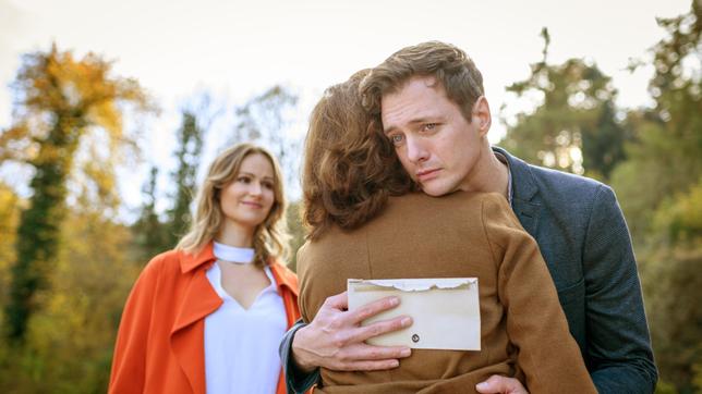 Bild: ARD/Christof Arnold Jessica (Isabell Ege) freut sich sehr, dass sich Henry (Patrick Dollmann) endlich mit Marianne (Bettina Redlich) versöhnt.