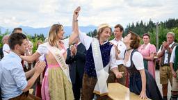 Jessica (Isabell Ege) kürt Michael (Erich Altenkopf) zum neuen Bierprinzen. Paul (Sandro Kirtzel) und Xenia (Elke Winkens) applaudieren dem Sieger (mit Komparsen).