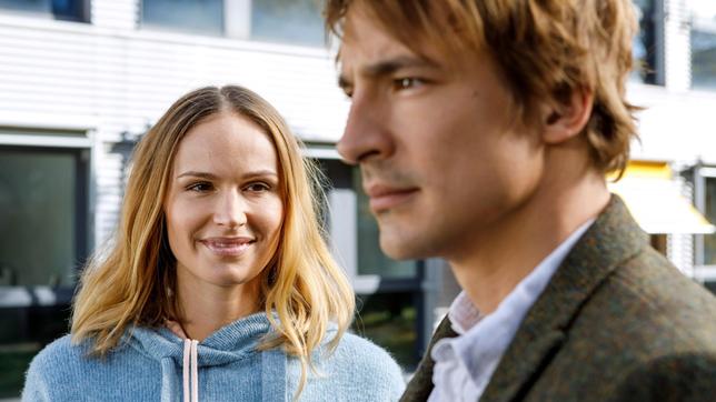 Bild: ARD/Bojan Ritan Jessica (Isabell Ege) macht Viktor (Sebastian Fischer) ein überraschendes Geständnis.