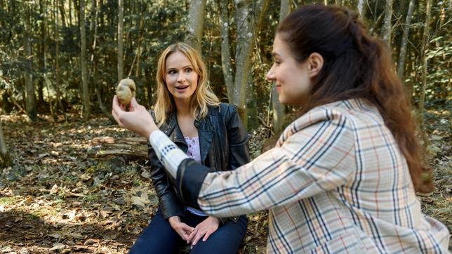 Bild: ARD/Christof Arnold Jessica (Isabell Ege) und Denise (Helen Barke) machen einen überraschenden Fund.