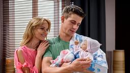 Jessica (Isabell Ege) und Paul (Sandro Kirtzel) üben mit einem Baby-Dummy das Elternleben.