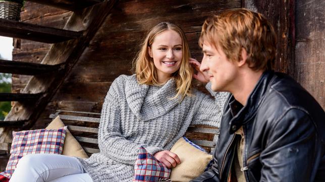 Bild: ARD/Christof Arnold Jessica (Isabell Ege) und Viktor (Sebastian Fischer) können ihre Sorgen für einen Moment vergessen.