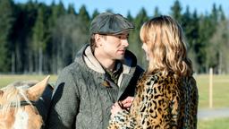 Jessica (Isabell Ege) will Viktor (Sebastian Fischer) seine Sorgen um Taifun nehmen.