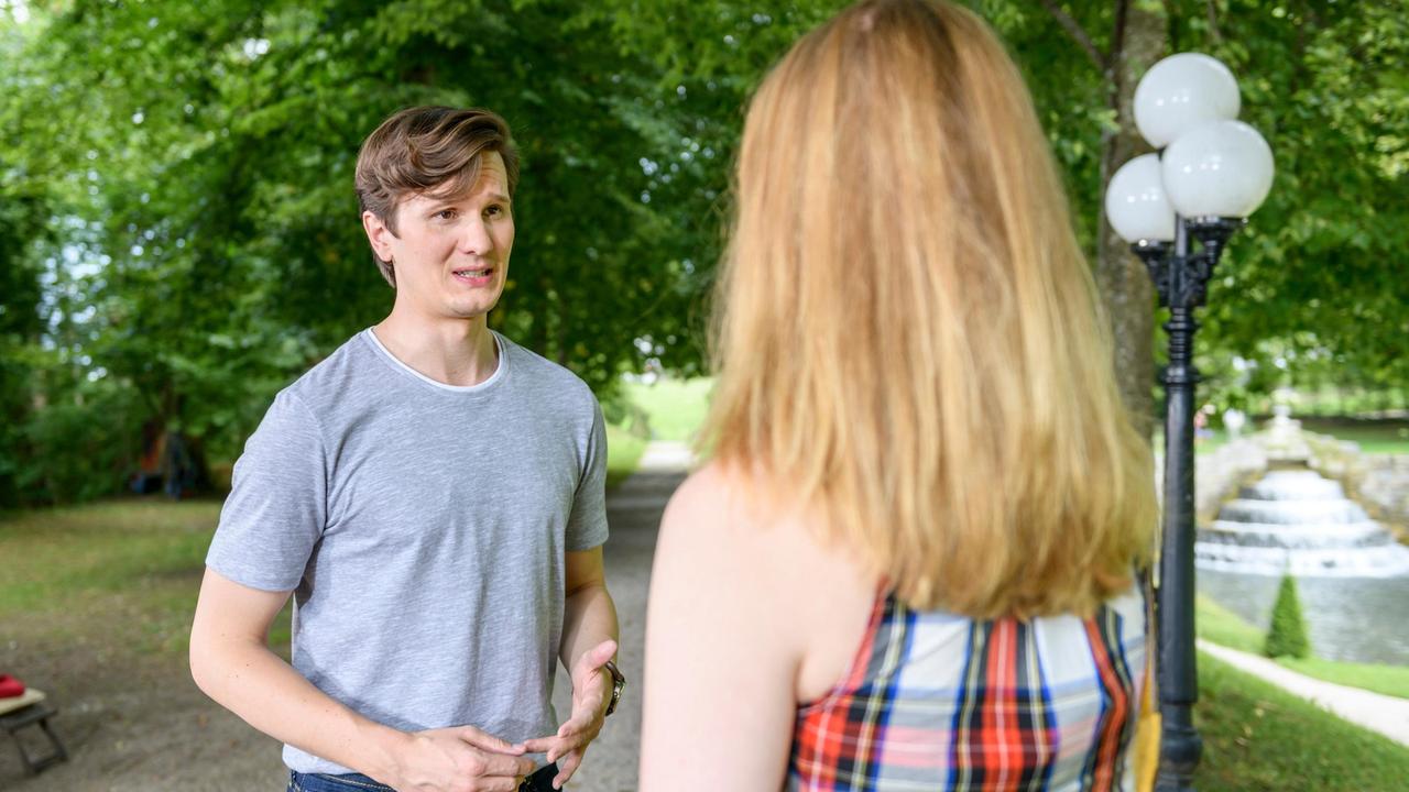 Joell (Peter Lewys Preston) gibt vor Lucy (Jennifer Siemann) zu, dass er mit seinem Roman nicht weiter kommt.