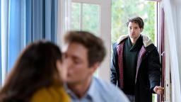 Joshua (Julian Schneider) beobachtet Denise (Helen Barke) und Henry (Patrick Dollmann) in einer eindeutigen Situation.