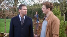 Joshua (Julian Schneider, im HG) beobachtet, wie Christoph (Dieter Bach) Henry (Patrick Dollmann) unter Druck setzt.