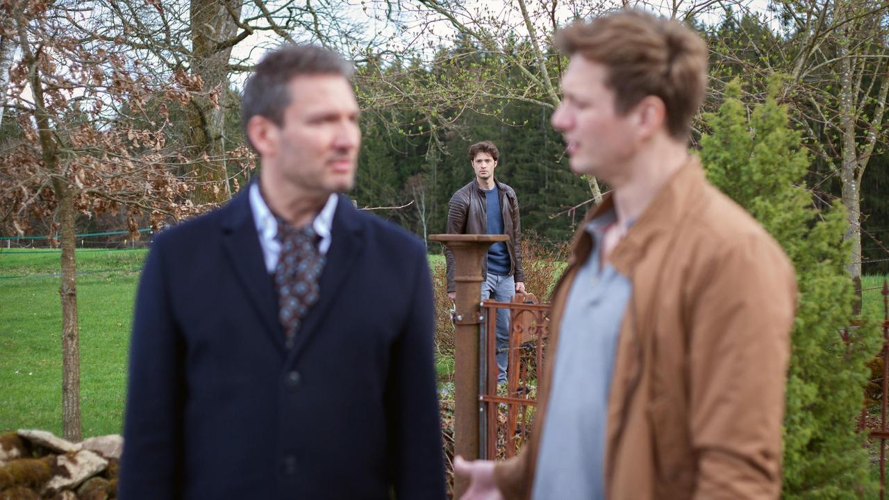 Joshua (Julian Schneider, im HG) beobachtet, wie Christoph (Dieter Bach) Henry (Patrick Dollmann) unter Druck setzt.