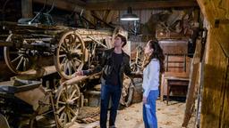 Joshua (Julian Schneider) bietet Denise (Helen Barke) seine Hilfe im Kutscherhaus an.