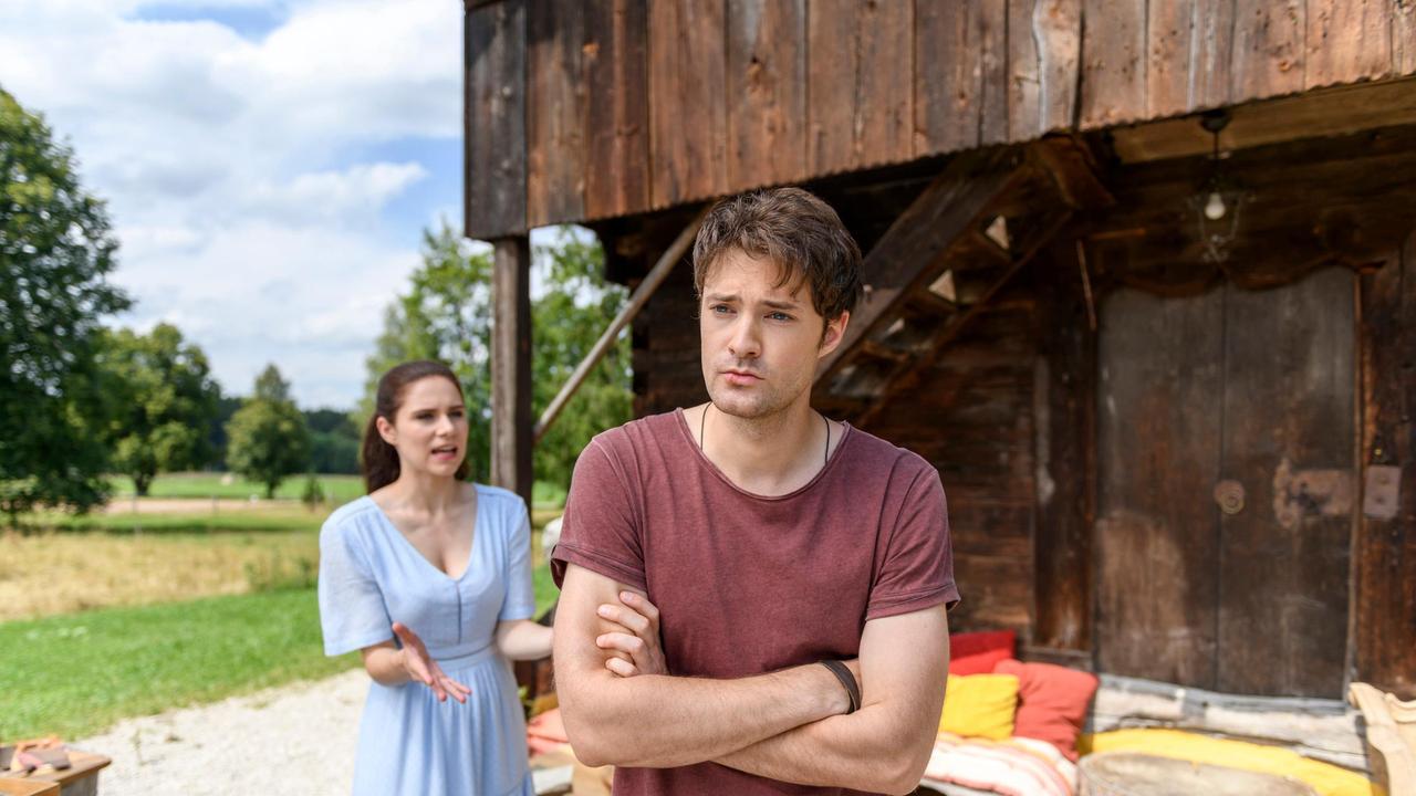 Joshua (Julian Schneider) kann sich eine Fernbeziehung mit Denise (Helen Barke) vorstellen. Doch dann steht Denises Job in Paris plötzlich auf der Kippe.