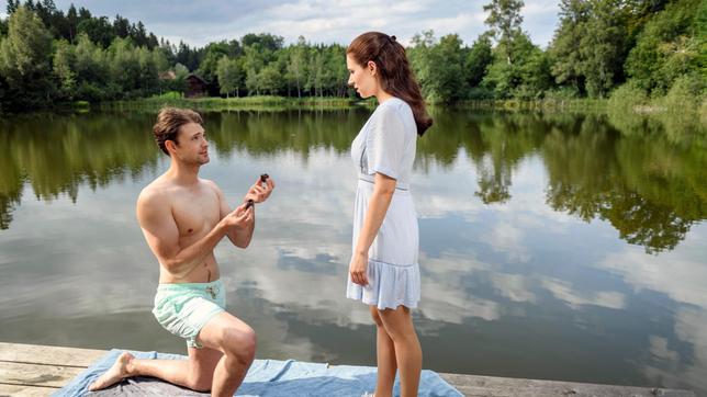 Bild: ARD/Christof Arnold Joshua (Julian Schneider) macht Denise (Helen Barke) einen romantischen Heiratsantrag am See.