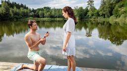 Joshua (Julian Schneider) macht Denise (Helen Barke) einen romantischen Heiratsantrag am See.