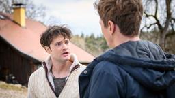 Joshua (Julian Schneider) stellt Henry (Patrick Dollmann) wegen des Schadens in der Scheune zur Rede.
