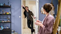 Joshua (Julian Schneider) überrascht Denise (Helen Barke) in ihrem Atelier.