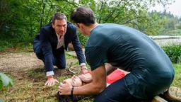 Joshua (Julian Schneider) und Christoph (Dieter Bach) versuchen alles, um Denise (Helen Barke) das Leben zu retten.