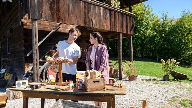 Joshua (Julian Schneider) und Denise (Helen Barke) beschließen, die Familienfehde von sich fern zu halten.