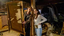 Joshua (Julian Schneider) und Denise (Helen Barke) finden beim Aufräumen ein altes Portrait.