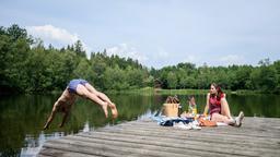 Joshua (Julian Schneider) und Denise (Helen Barke) verbringen einen vergnüglichen Tag am See.