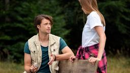 Joshua (Julian Schneider) will seine Unschuld beweisen. Valentina (Paulina Hobratschk) bietet ihm dabei ihre Unterstützung an.