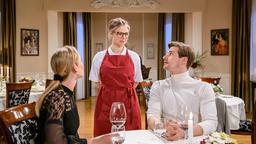 Josie (Lena Conzendorf) bekommt wenig begeistert mit, wie sehr Tatjana (Laura Egger) mit Paul (Sandro Kirtzel) flirtet.