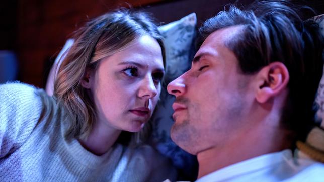 Josie (Lena Conzendorf) gerät in Versuchung, den schlafenden Paul (Sandro Kirtzel) zu küssen.
