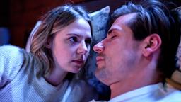 Josie (Lena Conzendorf) gerät in Versuchung, den schlafenden Paul (Sandro Kirtzel) zu küssen.