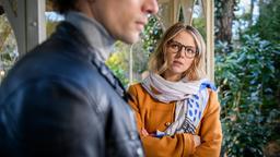 Josie (Lena Conzendorf) ist entsetzt, als Raphael (Jakob Graf) ihr gesteht, dass er für das Date mit ihr bezahlt wurde.