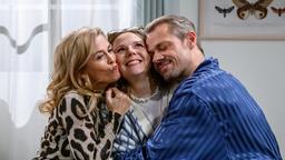Josie (Lena Conzendorf) ist glücklich, als sie endlich Yvonne (Tanja Lanäus) und Erik (Sven Waasner) wiedersieht.