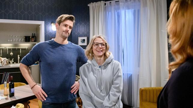 Bild: ARD/Christof Arnold Josie (Lena Conzendorf) ist peinlich berührt, als Constanze (Sophia Schiller) sie in Pauls (Sandro Kirtzel) Pullover erwischt.