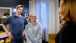 Josie (Lena Conzendorf) ist peinlich berührt, als Constanze (Sophia Schiller) sie in Pauls (Sandro Kirtzel) Pullover erwischt.