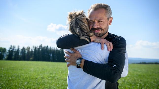 Josie (Lena Conzendorf) macht Erik (Sven Waasner) ein rührendes Angebot.