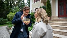 Josie (Lena Conzendorf) schenkt Paul (Sandro Kirtzel) zum Dank für seine Unterstützung ein Stück selbstgebackene Quiche.