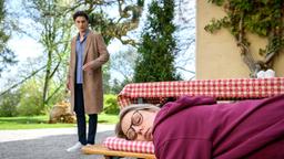 Josie (Lena Conzendorf, vorne) schläft erschöpft im Park ein und Leon (Carl Bruchhäuser, hinten) findet sie.