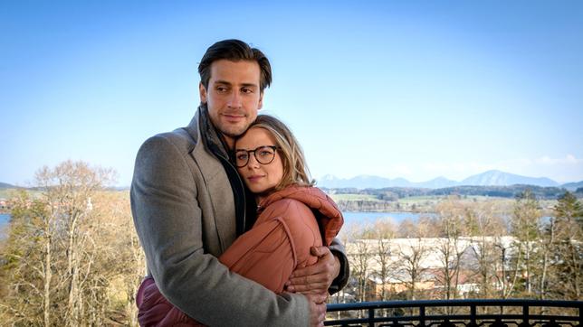 Bild: ARD/Christof Arnold Josie (Lena Conzendorf) und Paul (Sandro Kirtzel) besiegeln ihre Liebe.