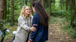 Josie (Lena Conzendorf) versucht, Shirin (Merve Çakır) zu beruhigen, die sich große Sorgen um Gerry macht.